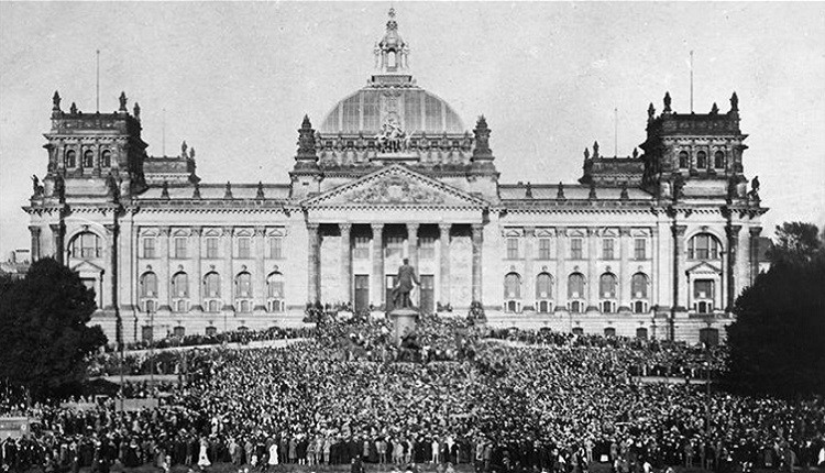 Reichstag Versailles protest